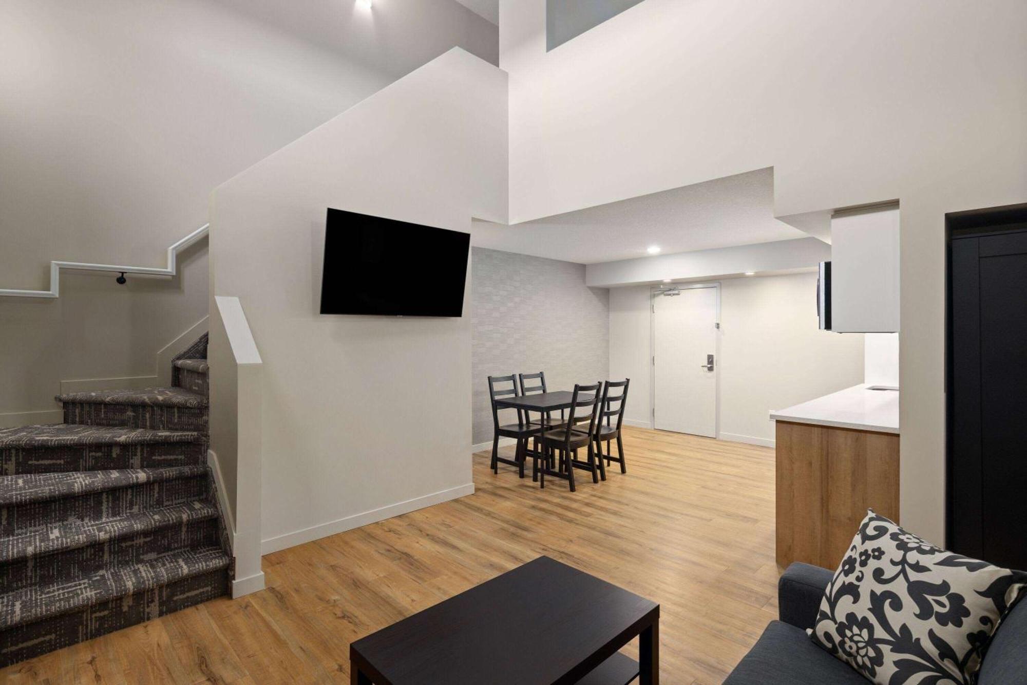 Baymont By Wyndham West Hotel
