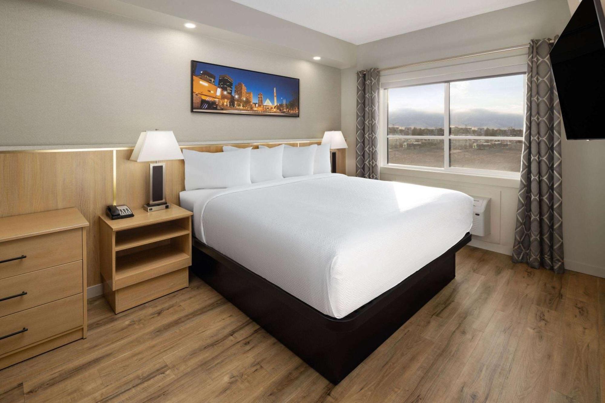 Baymont By Wyndham West Hotel *